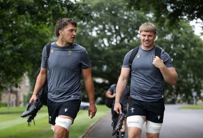 230625 - Wales Rugby Training - Teddy Williams and Aaron Wainwright during training