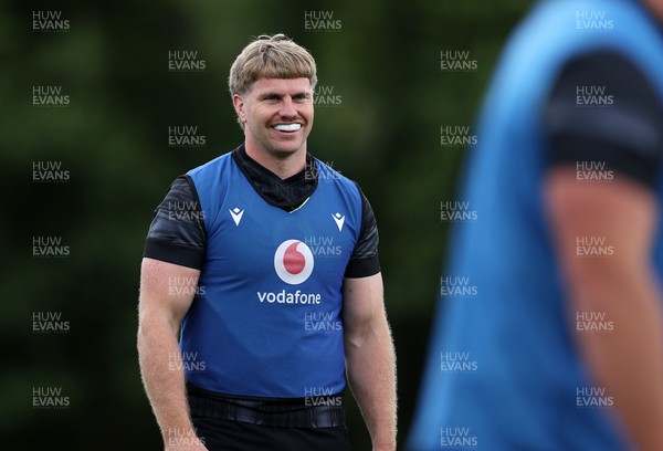 230625 - Wales Rugby Training - Aaron Wainwright during training