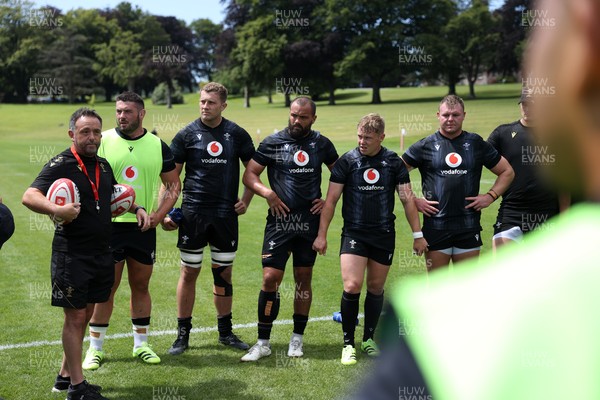 230625 - Wales Rugby Training - Wales team huddle