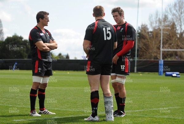 24.09.11 - Wales Rugby Training - Ryan Jones talks to Sam Warburton(L) and Dan Lydiate during training. 