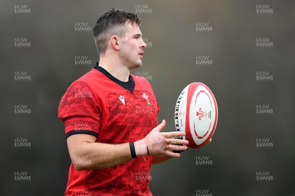 241120 - Wales Rugby Training - Elliot Dee during training