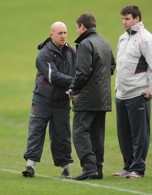 25.01.08 - Wales Rugby Training- Defence Coach, Shaun Edwards meets WRU Group Chief Executive, Roger Lewis during training 
