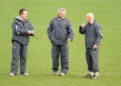 25.01.08 - Wales Rugby Training- (L-R)Backs coach, Rob Howley; Head Coach, Warren Gatland and Defence Coach, Shaun Edwards during training 