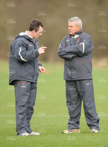 25.01.08 - Wales Rugby Training- Wales Backs Coach, Rob Howley talks to Coach, Warren Gatland(R) during training 