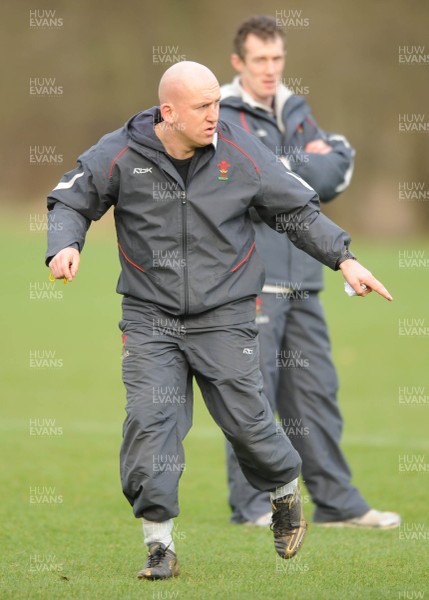 25.01.08 - Wales Rugby Training- Wales Backs Coach, Rob Howley looks on as Defence Coach, Shaun Edwards directs training 