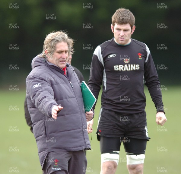 250206  Wales rugby training, Wanderers ground, Dublin Coach Scott Johnson and captain Michael Owen discuss tactics     