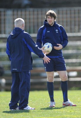 24.02.11 - Wales Rugby Training - Wales head coach Warren Gatland talks to Ryan Jones(R) during training. 