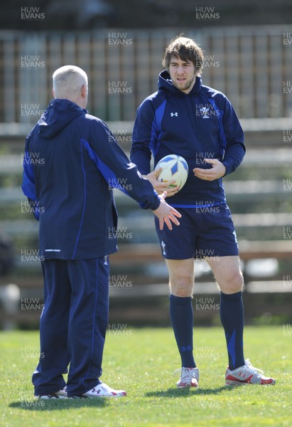 24.02.11 - Wales Rugby Training - Wales head coach Warren Gatland talks to Ryan Jones(R) during training. 