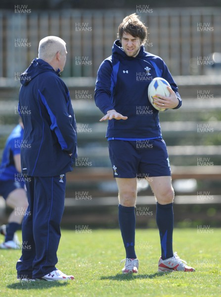 24.02.11 - Wales Rugby Training - Wales head coach Warren Gatland talks to Ryan Jones(R) during training. 