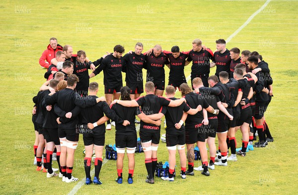 250622 - Wales Rugby Training - Dan Biggar talks to players in a huddle during training