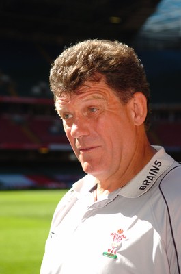 25.08.07 - Wales Rugby Training - Wales' Coach, Gareth Jenkins talks to reporters before training 