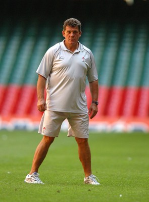 25.08.07 - Wales Rugby Training - Wales' Coach, Gareth Jenkins during training 
