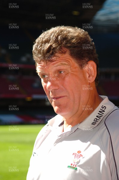25.08.07 - Wales Rugby Training - Wales' Coach, Gareth Jenkins talks to reporters before training 