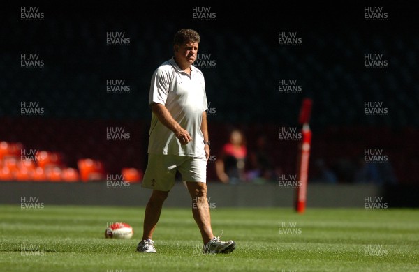 25.08.07 - Wales Rugby Training - Wales' Coach, Gareth Jenkins during training 