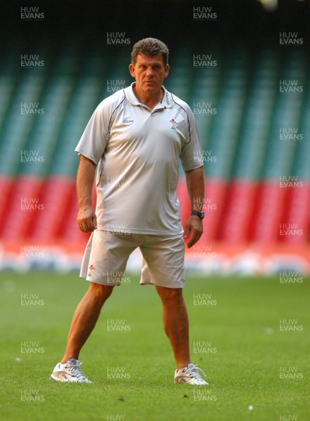 25.08.07 - Wales Rugby Training - Wales' Coach, Gareth Jenkins during training 