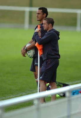 25.09.07 - Wales Rugby World Cup Training - Sonny Parker and Shane Williams(R) sit out of training 