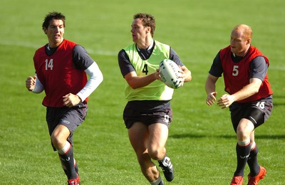 25.09.07 - Wales Rugby World Cup Training - Mark Jones beats James Hook(L) and Martyn Williams 