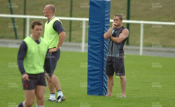 25.09.07 - Wales Rugby World Cup Training - Shane Williams sits out of training 