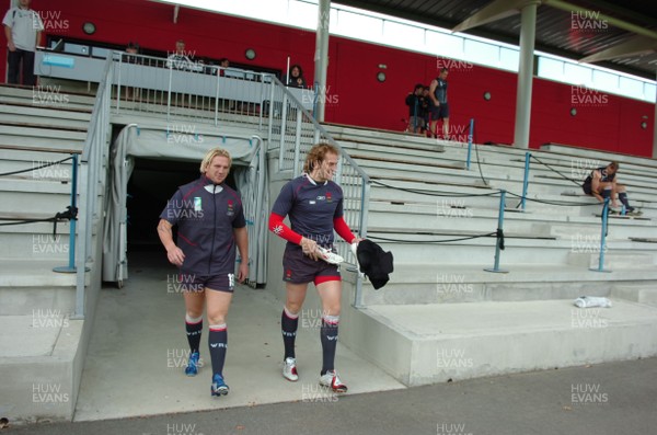 25.09.07 - Wales Rugby World Cup Training - Alix Popham(L) and Alun Wyn Jones arrive for training 