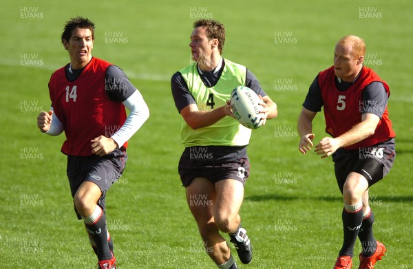 25.09.07 - Wales Rugby World Cup Training - Mark Jones beats James Hook(L) and Martyn Williams 