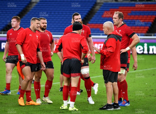251019 - Wales Rugby Training - Warren Gatland talks to players during training