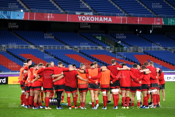 251019 - Wales Rugby Training - Players huddle during training