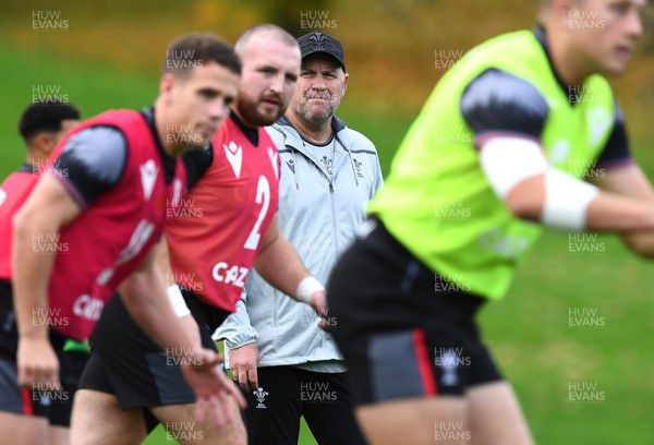251022 - Wales Rugby Training - Wayne Pivac during training