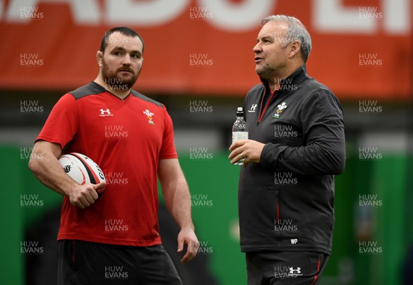 251119 - Wales Rugby Training - Ken Owens and Wayne Pivac
