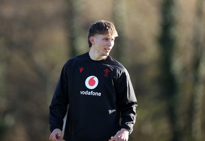 251125 - Wales Rugby Training with the Scarlets as they prepare for their game against South Africa - Ellis Mee during training