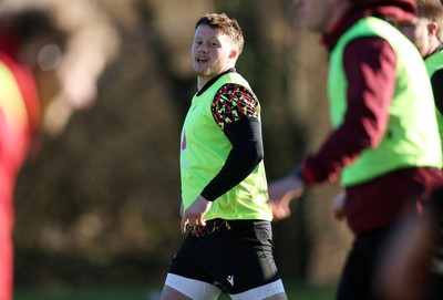 251125 - Wales Rugby Training with the Scarlets as they prepare for their game against South Africa - Evan Lloyd during training
