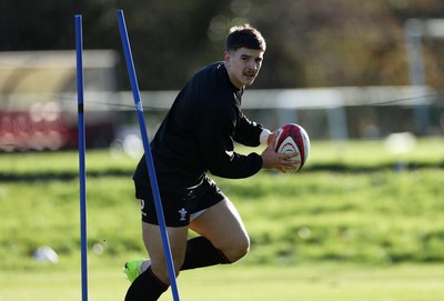251125 - Wales Rugby Training with the Scarlets as they prepare for their game against South Africa - Joe Hawkins during training