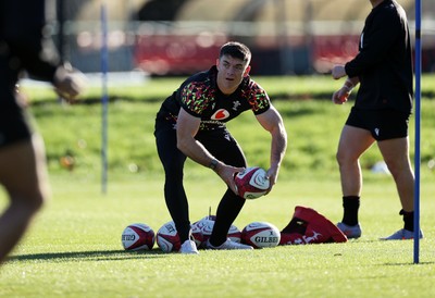 251125 - Wales Rugby Training with the Scarlets as they prepare for their game against South Africa - Reuben Morgan-Williams during training