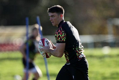 251125 - Wales Rugby Training with the Scarlets as they prepare for their game against South Africa - Reuben Morgan-Williams during training