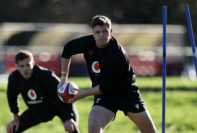 251125 - Wales Rugby Training with the Scarlets as they prepare for their game against South Africa - Callum Sheedy during training