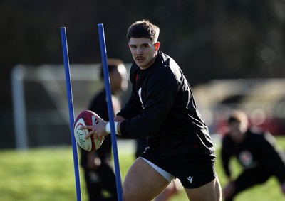 251125 - Wales Rugby Training with the Scarlets as they prepare for their game against South Africa - Joe Hawkins during training
