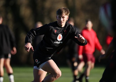 251125 - Wales Rugby Training with the Scarlets as they prepare for their game against South Africa - Ellis Mee during training