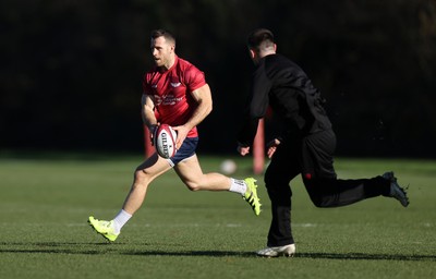 251125 - Wales Rugby Training with the Scarlets as they prepare for their game against South Africa - Gareth Davies during training