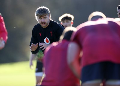 251125 - Wales Rugby Training with the Scarlets as they prepare for their game against South Africa - Aaron Wainwright during training