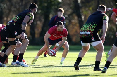 251125 - Wales Rugby Training with the Scarlets as they prepare for their game against South Africa - Gareth Davies during training