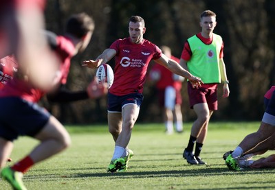 251125 - Wales Rugby Training with the Scarlets as they prepare for their game against South Africa - Gareth Davies during training