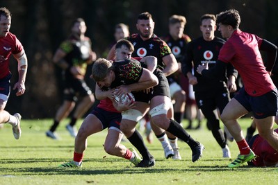 251125 - Wales Rugby Training with the Scarlets as they prepare for their game against South Africa - Aaron Wainwright during training