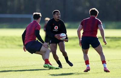 251125 - Wales Rugby Training with the Scarlets as they prepare for their game against South Africa - Ben Thomas during training
