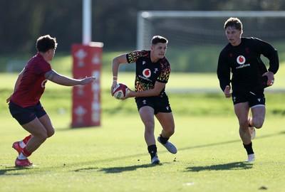 251125 - Wales Rugby Training with the Scarlets as they prepare for their game against South Africa - Callum Sheedy during training