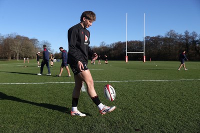 251125 - Wales Rugby Training with the Scarlets as they prepare for their game against South Africa - Ellis Mee during training
