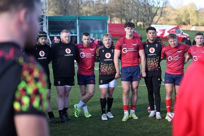 251125 - Wales Rugby Training with the Scarlets as they prepare for their game against South Africa - Joint team huddle