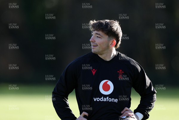 251125 - Wales Rugby Training with the Scarlets as they prepare for their game against South Africa - Dan Edwards during training