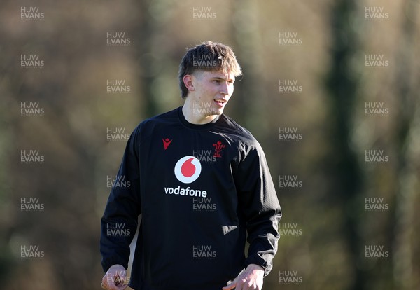 251125 - Wales Rugby Training with the Scarlets as they prepare for their game against South Africa - Ellis Mee during training