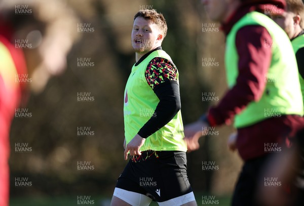 251125 - Wales Rugby Training with the Scarlets as they prepare for their game against South Africa - Evan Lloyd during training