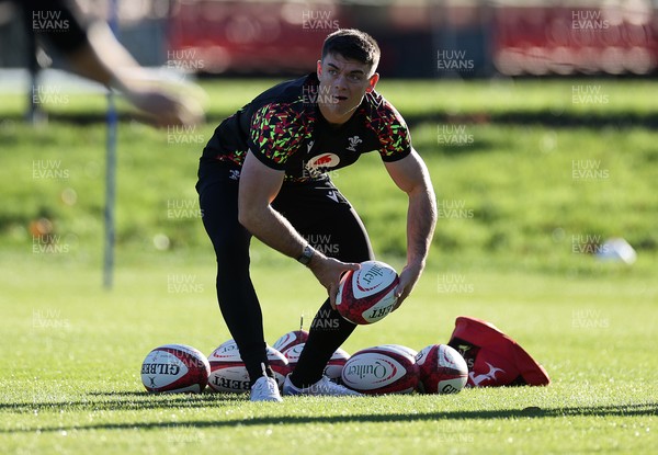 251125 - Wales Rugby Training with the Scarlets as they prepare for their game against South Africa - Reuben Morgan-Williams during training