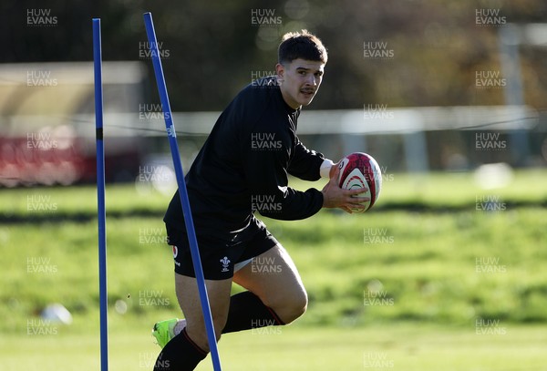 251125 - Wales Rugby Training with the Scarlets as they prepare for their game against South Africa - Joe Hawkins during training